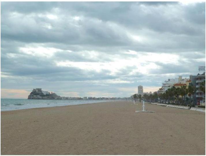 The Beach Across The Street Peniscola Exterior photo